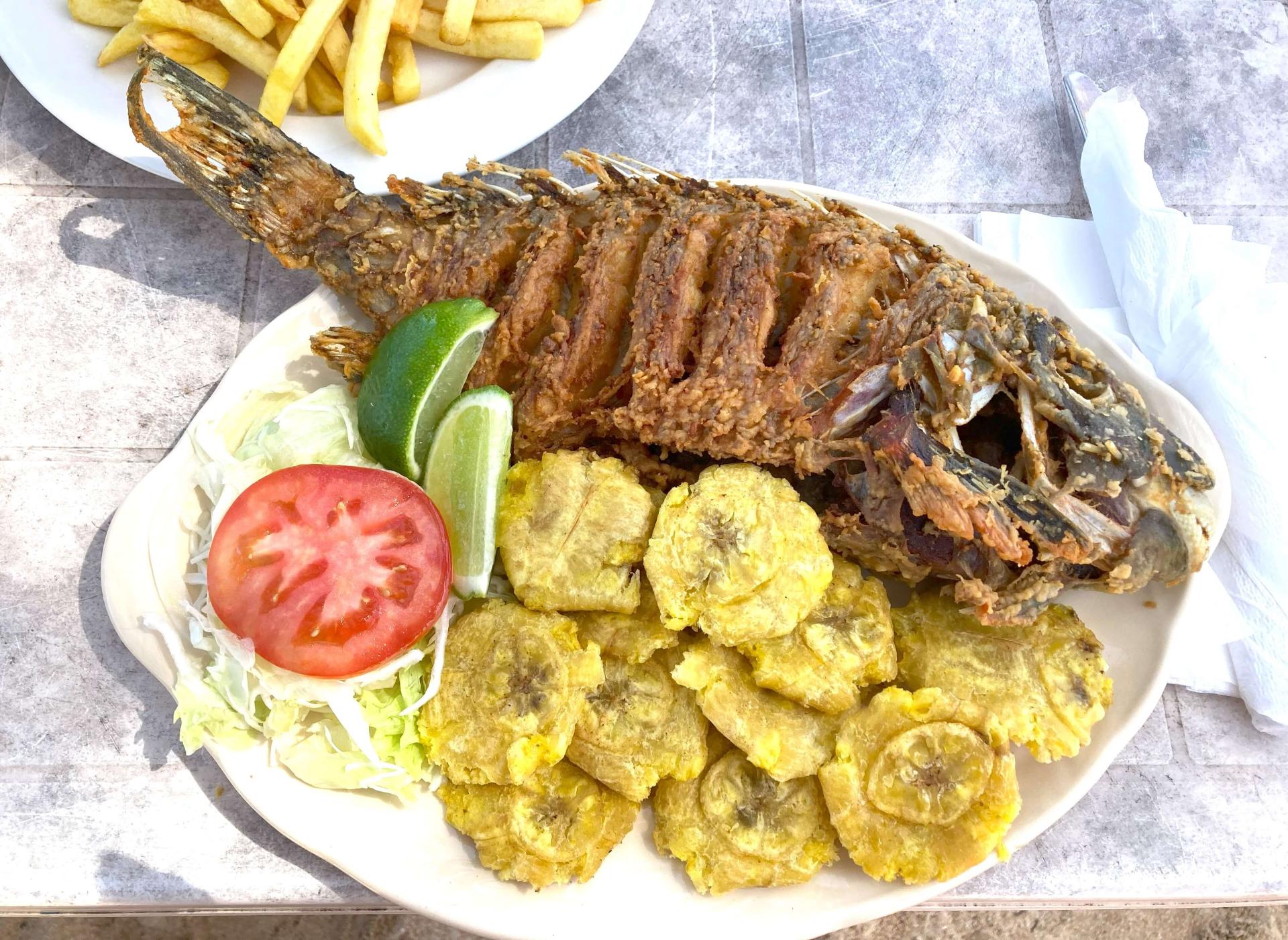 Pescado frito comida rica dominicana