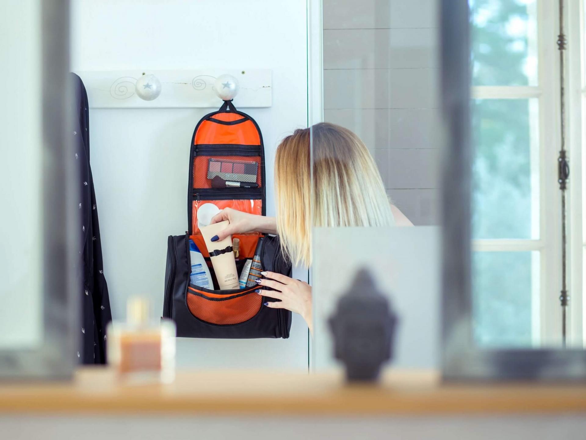 Trousse de rangements a suspendre salle de bain